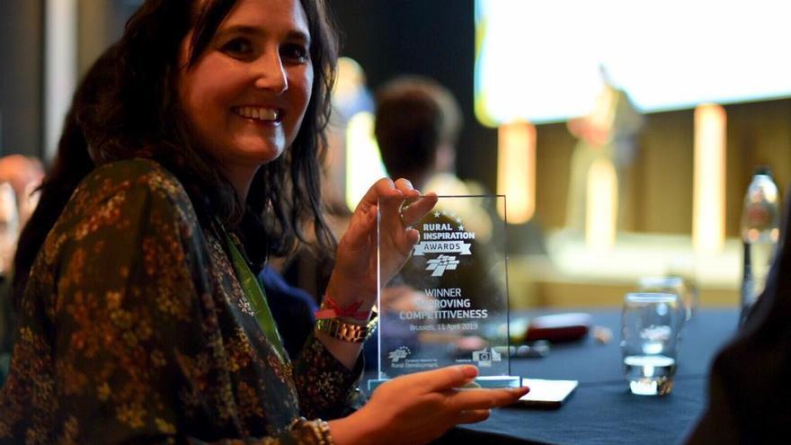 Nuria Álvarez muestra su premio ganado en Bruselas.