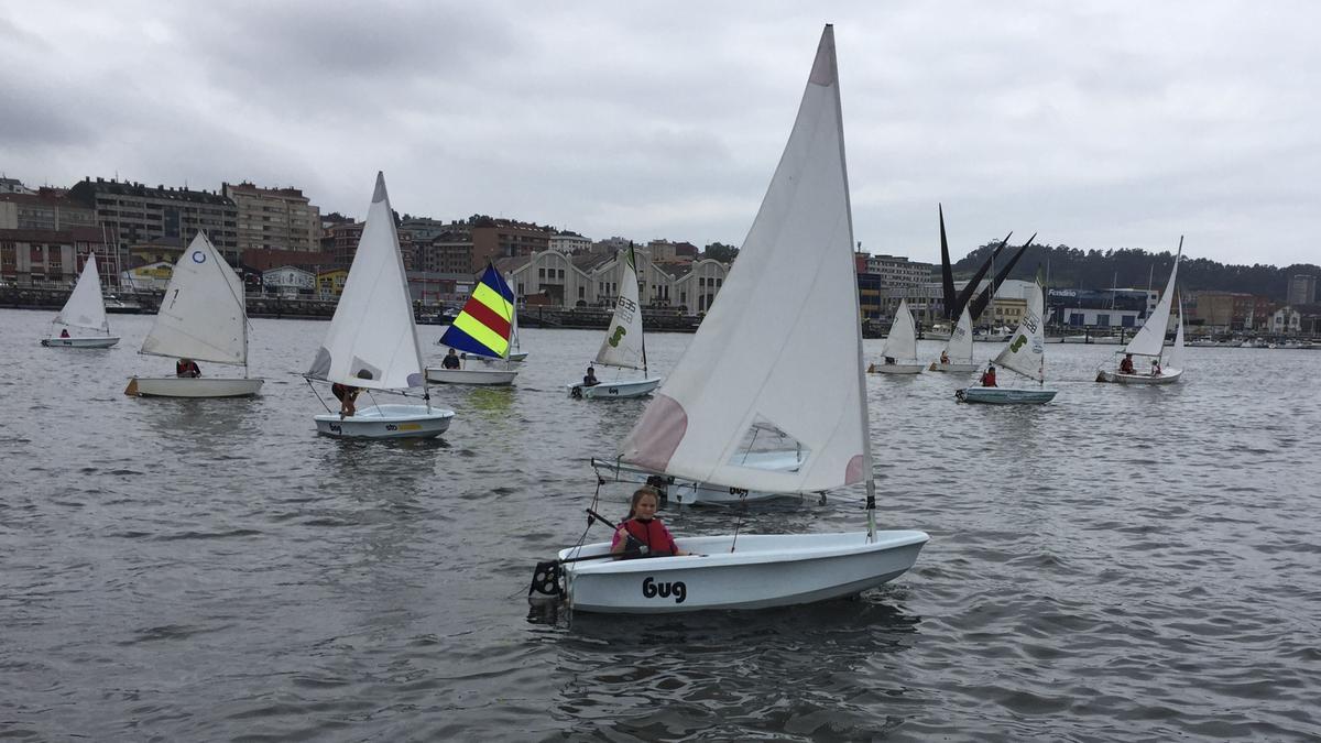 Participantes en una regata anterior en la ría de Avilés.