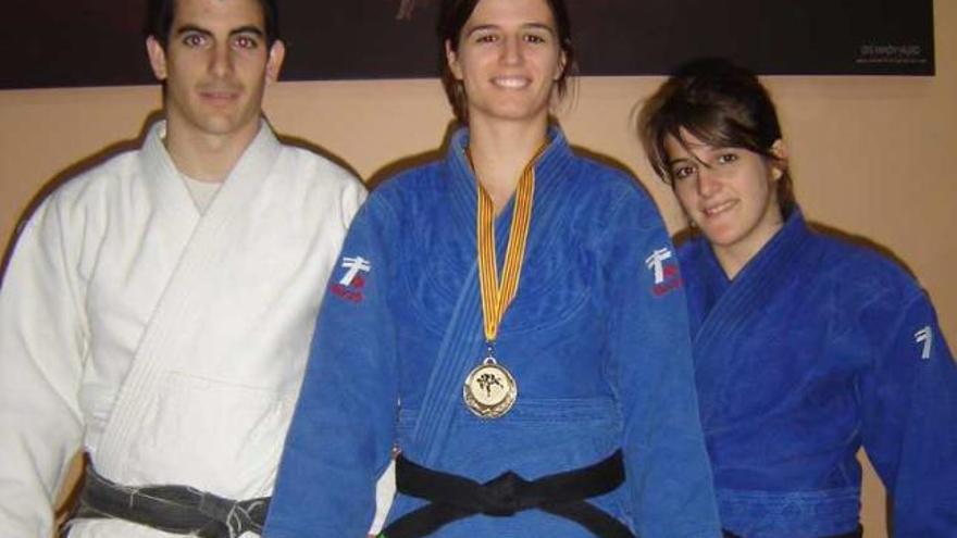 Laura Sempere, con su medalla, junto a sus compañeros.