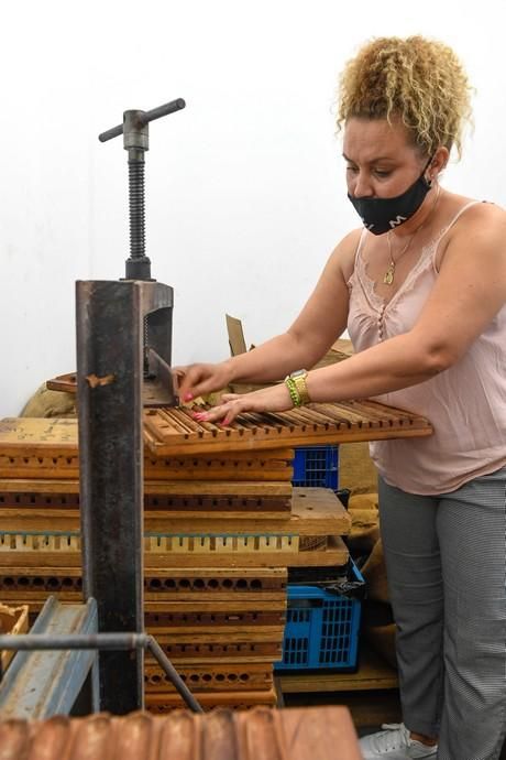 27-08-20  LAS PALMAS DE GRAN CANARIA. SCHAMANN. LAS PALMAS DE GRAN CANARIA.  Reportaje al único taller de puros artesanos que hay en la capital. El taller se llama Doble M y lo lleva Mercedes Martínez, ella es cubana y trae las hojas de tabaco desde la isla caribeña, todo lo hace a mano.  Fotos: Juan Castro.  | 27/08/2020 | Fotógrafo: Juan Carlos Castro