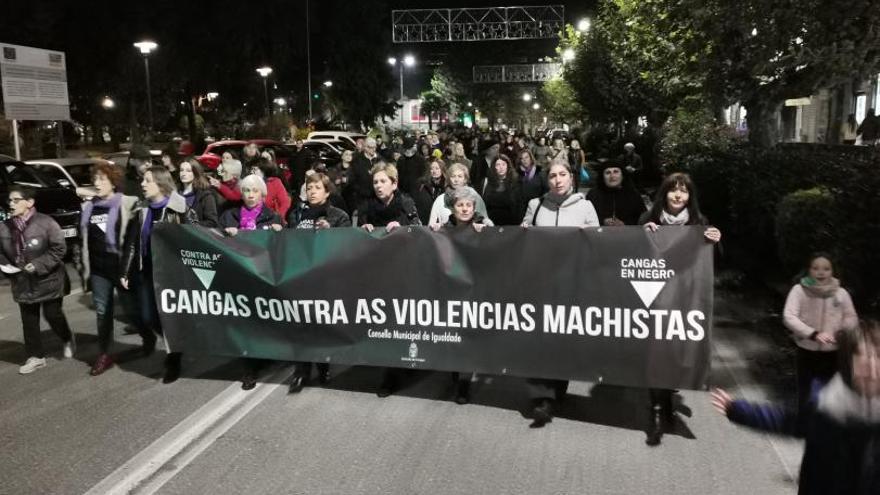 Cangas vive una manifestación del 25N marcada por la división política