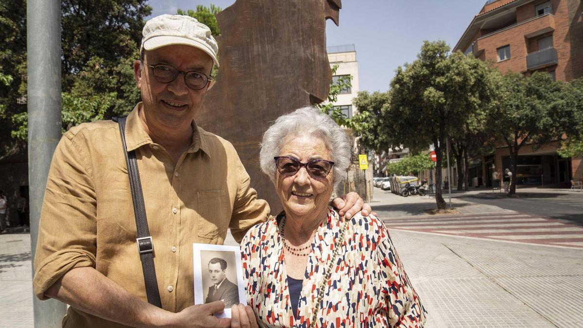 Jordi Tragant i la seva mare, Gemma Mestres, amb una fotografia de l'homenatjat Antoni Mestres Casas