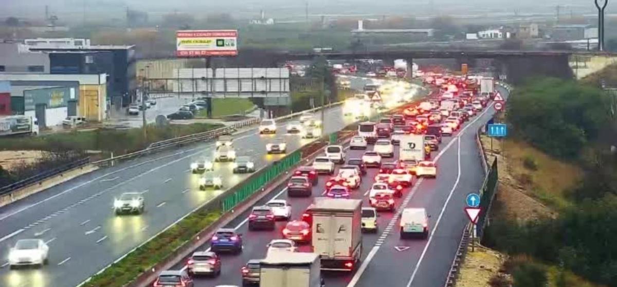 Imagen de retenciones a la altura de Beniparrell en la V-31 este miércoles.