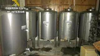Requisados más de 600 litros de licores caseros sin precinto en un local hostelero de Crecente