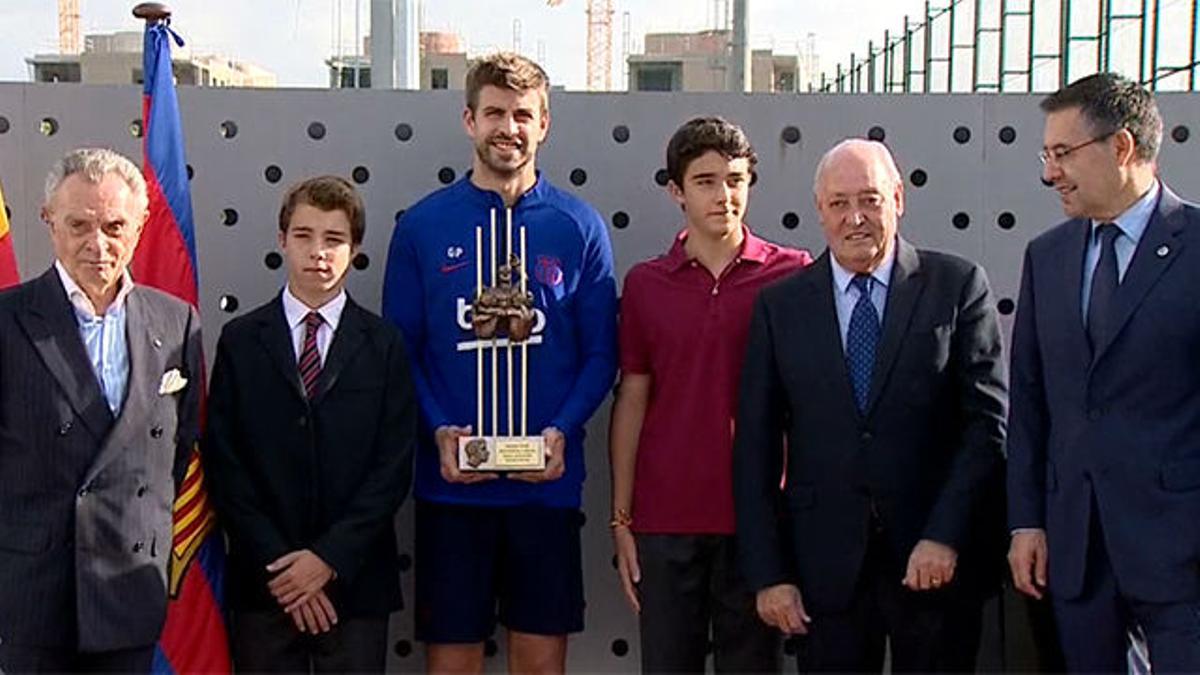 Gerard Piqué recibió el premio 'Aldo Rovira'