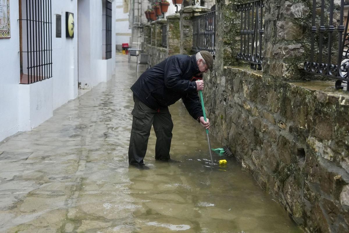 GRAZALEMA (CÁDIZ), 04/02/2026.- Un hombre trata de achicar agua en Grazalema (Cádiz), inundada por las intensas lluvias que se registran este miércoles en la localidad gaditana, que acumula 238,3 litros por metro cuadrado, y que suceden al mes de enero más lluvioso desde principios del siglo XX en la localidad. EFE/Román Ríos.