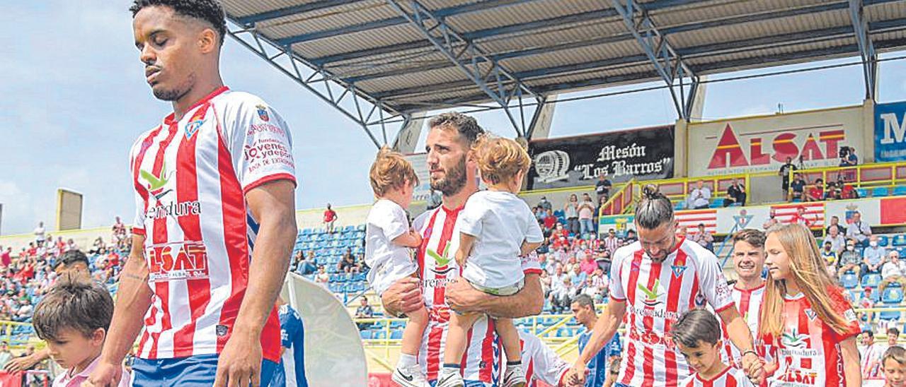 Jugadores del Don Benito saltando al campo.