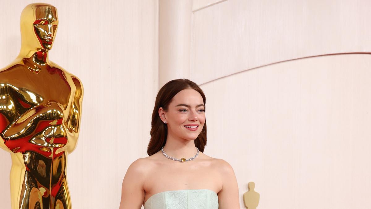 Las carreras de Emma Stone, pese a su vestido, en los Premios Oscar 2024