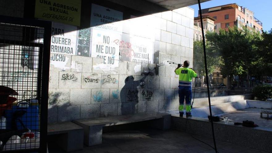 Un trabajador del servicio limpia una pared en Zamora. |