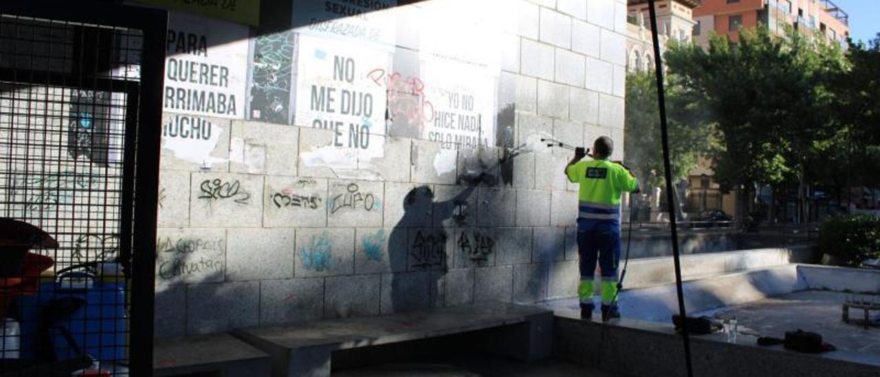 Un trabajador del servicio limpia una pared en Zamora. |