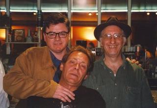 Juan Tamariz, a la derecha de José María Bullón y junto al también mago Luis La Font, organizador de Almussafes Màgic.