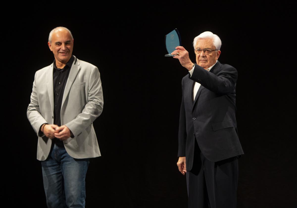 La Asociación de Patrimonio Industrial de Puerto de Sagunto inaugura la exposición de Ramón Rodríguez  "Miradas de ayer. Pinceladas de la memoria"