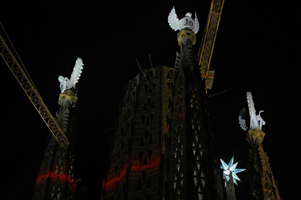 Las cuatro torres de los Evangelistas de la basílica de la Sagrada Familia se iluminan por primera vez, tras una ceremonia de bendición que marca su finalización, el 12 de noviembre de 2023 en Barcelona.