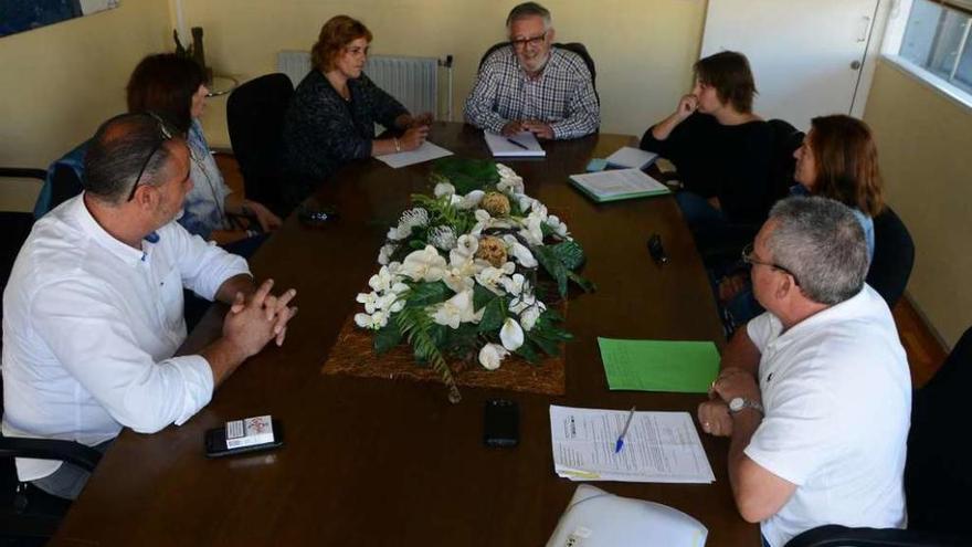 El alcalde presidió una reciente reunión con los colectivos de vendedores ambulantes. // Santos Álvarez