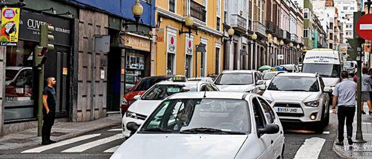 El tráfico en la calle Buenos Aires de Las Palmas de Gran Canaria.