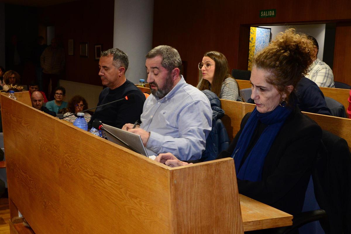 El grupo municipal del PP de Cangas durante el pleno de ayer, en el que se abstuvo en la moción que exigía la reapertura del consultorio de O Hío.