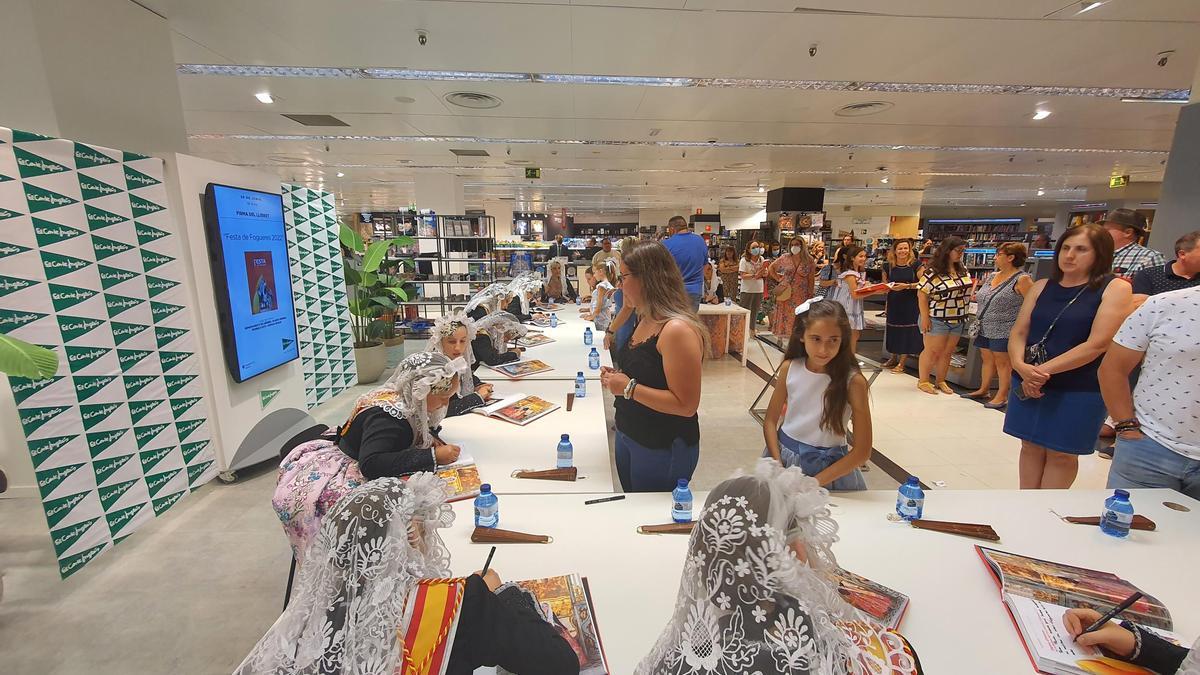 Colas en la nueva firma por las Belleas y sus damas de la revista oficial Festa de Fogueres, ayer