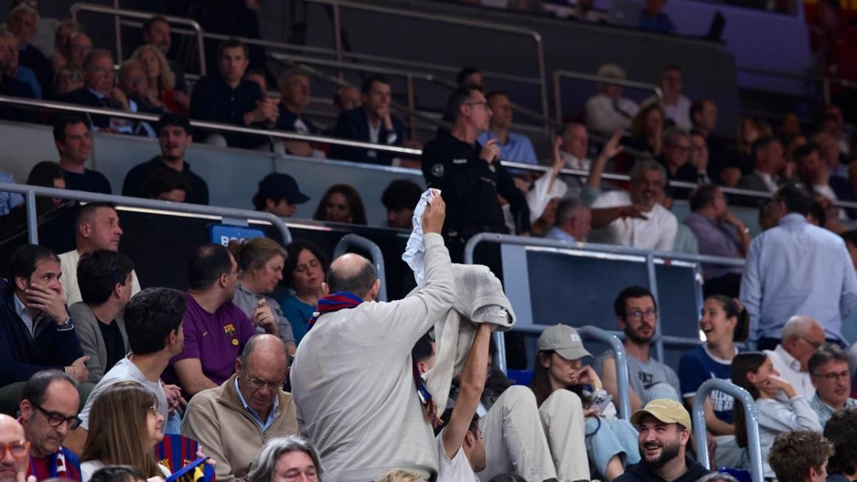 Algún aficionado del Barça mostró su descontento hacia el palco por la abultada derrota ante el Panathinaikos