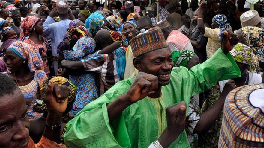 Las 21 niñas nigerianas iberadas por Boko Haram se reúnen con sus familias