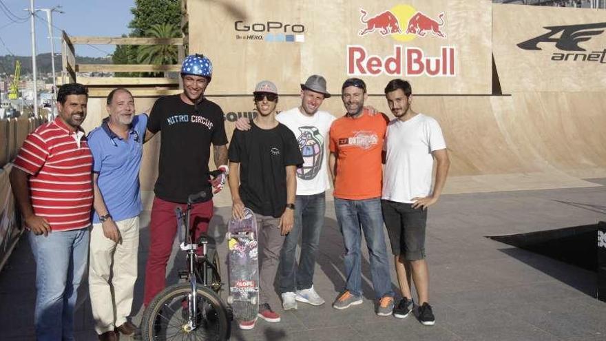 Desde la izquierda, Carlos Lois, Camilo Gándara, Jed Mildon, Dani León, Carlos Domínguez, Marcos Gómez y un joven participante. // J. Lores