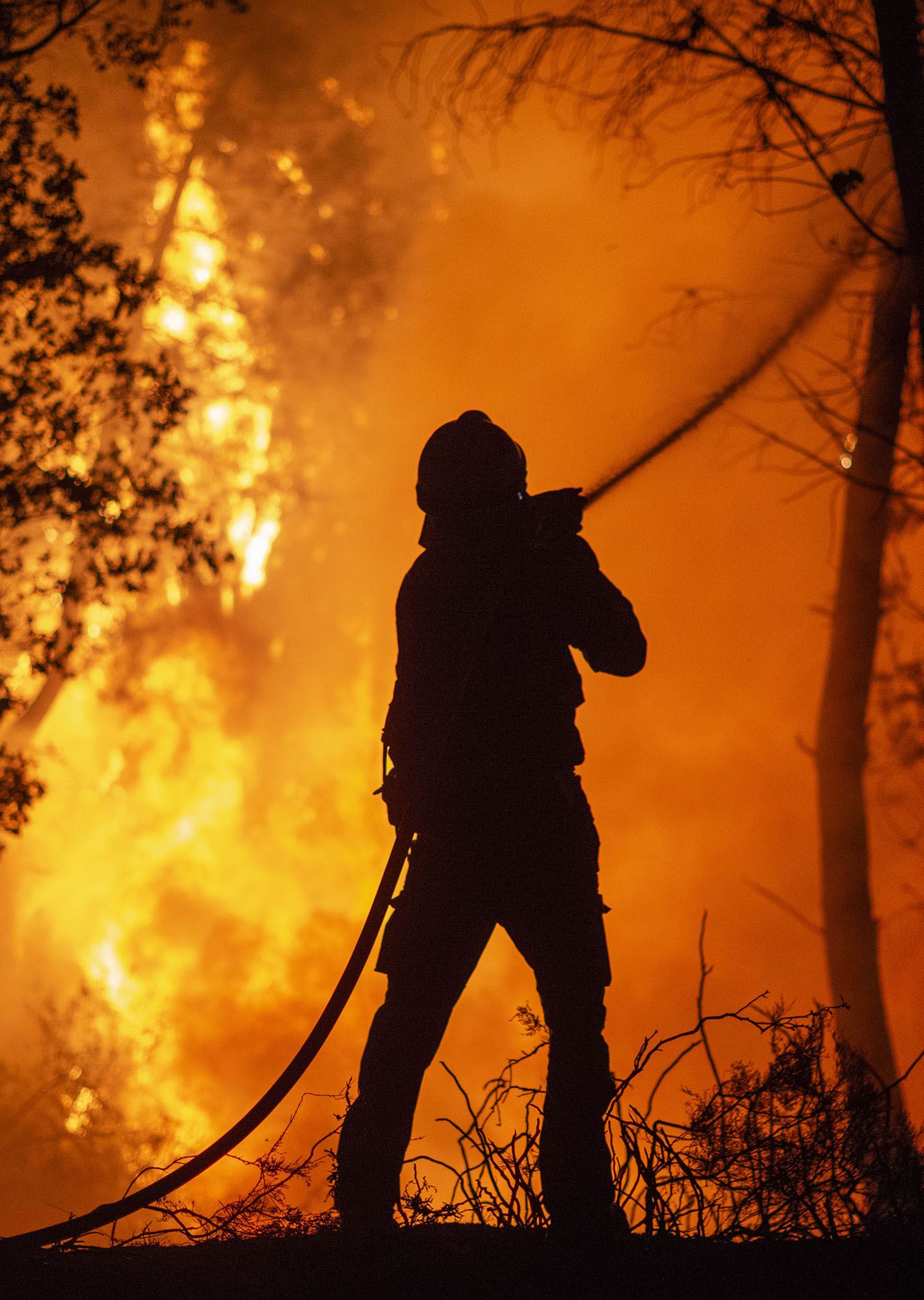 El incendio tuvo en vilo a los vecinos, arrasó al menos 150 hectáreas y afectó a la luz y las comunicaciones.