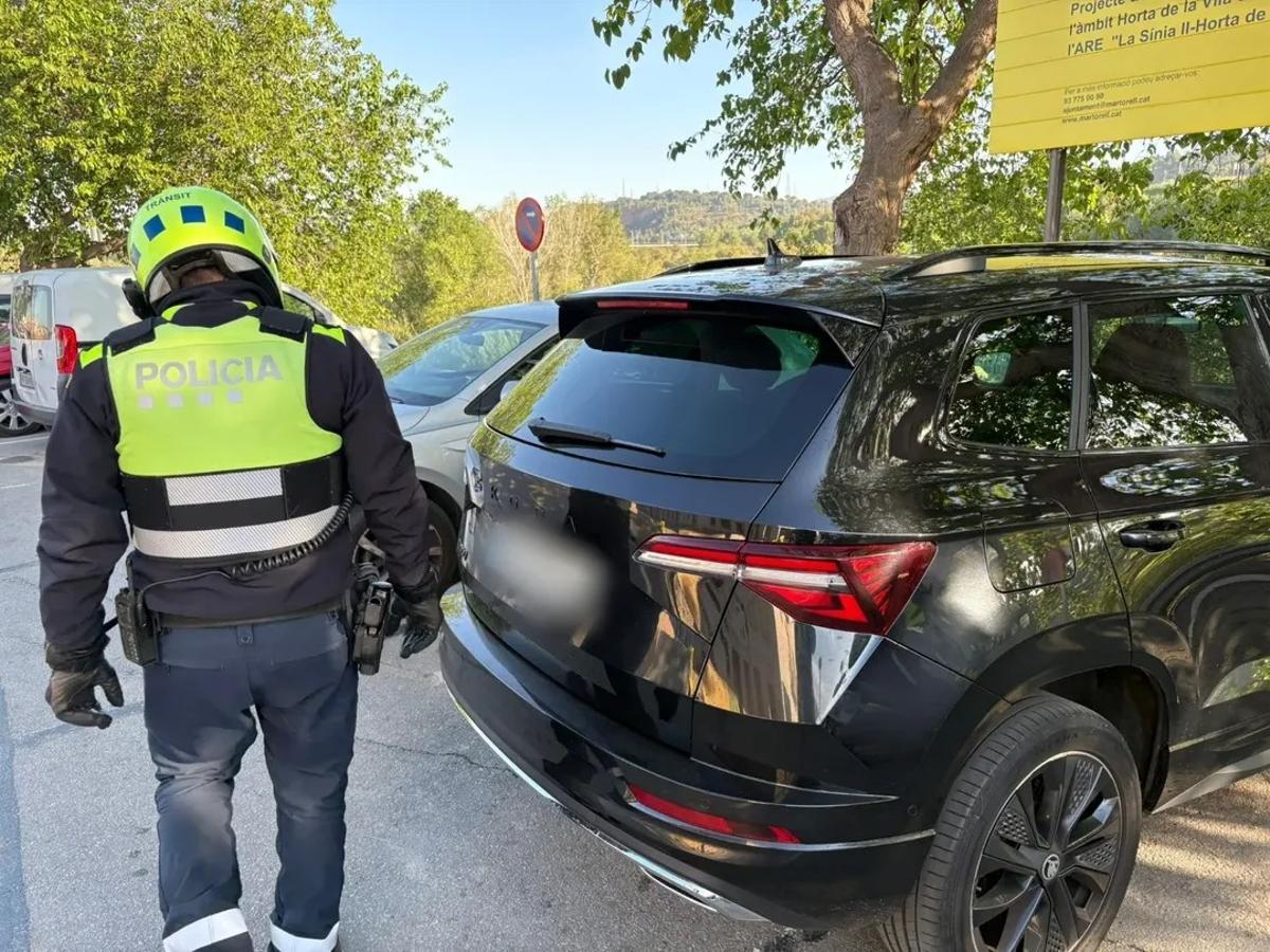 Els agents van comprovar la matrícula i les dades del vehicle i ho van comunicar al propietari i a Mossos