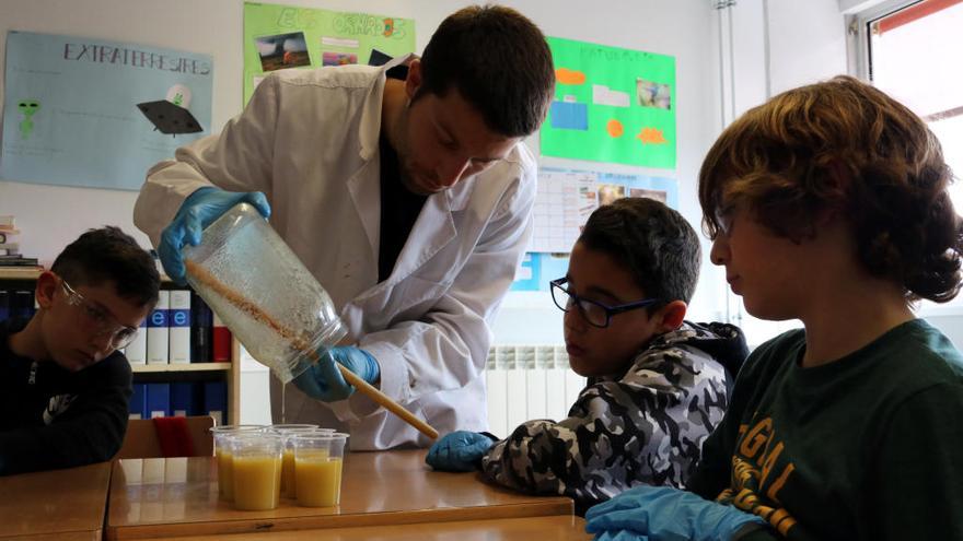 Alumnes de l&#039;escola Montserrat, en un taller