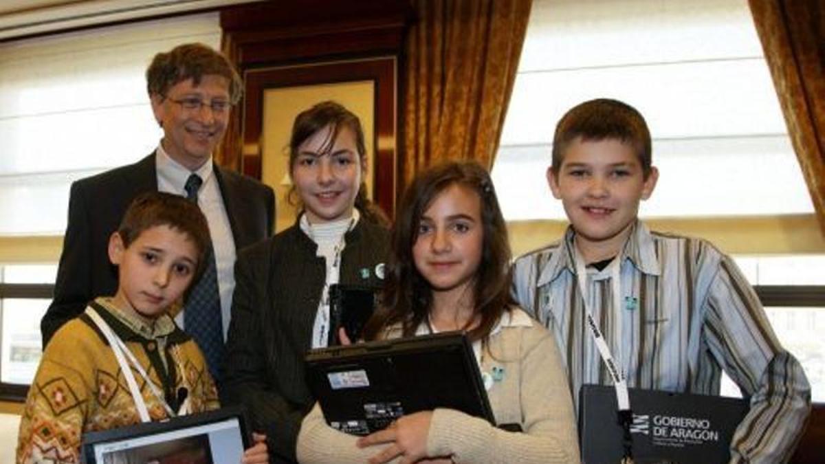 Los niños y niñas de Ariño con el fundador de Microsoft, Bill Gates, en una imagen de 2008.