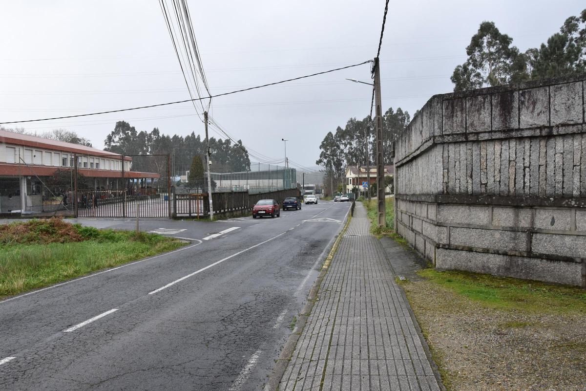 Vial que discurre ante el CEP de Ventín, en Ames