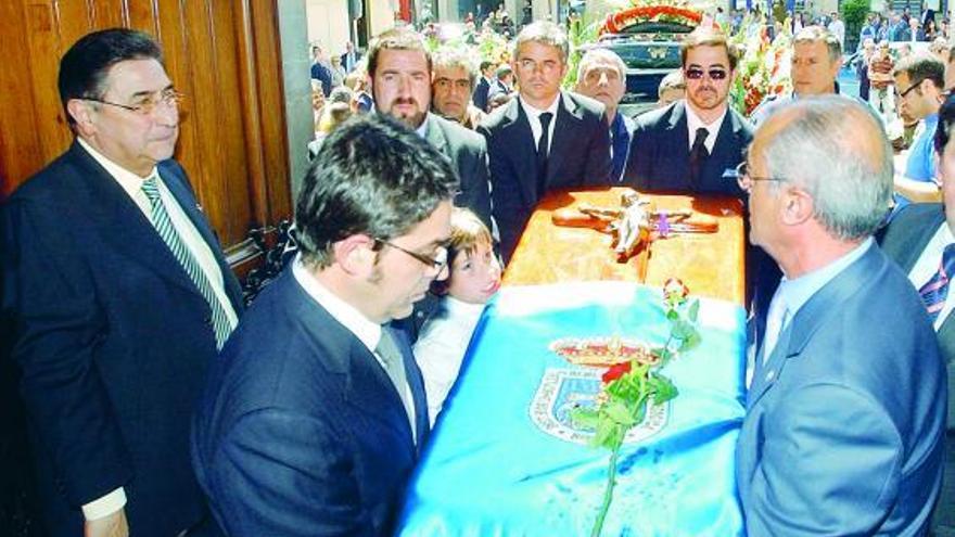 Un momento del funeral por Rodrigo Grossi, en primer término las autoridades, el féretro y, al fondo, la familia del ex concejal.