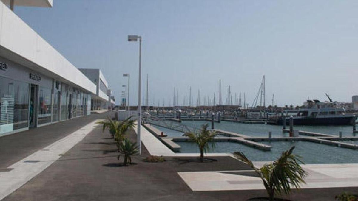 Puerto deportivo y zona comercial de Marina Lanzarote.