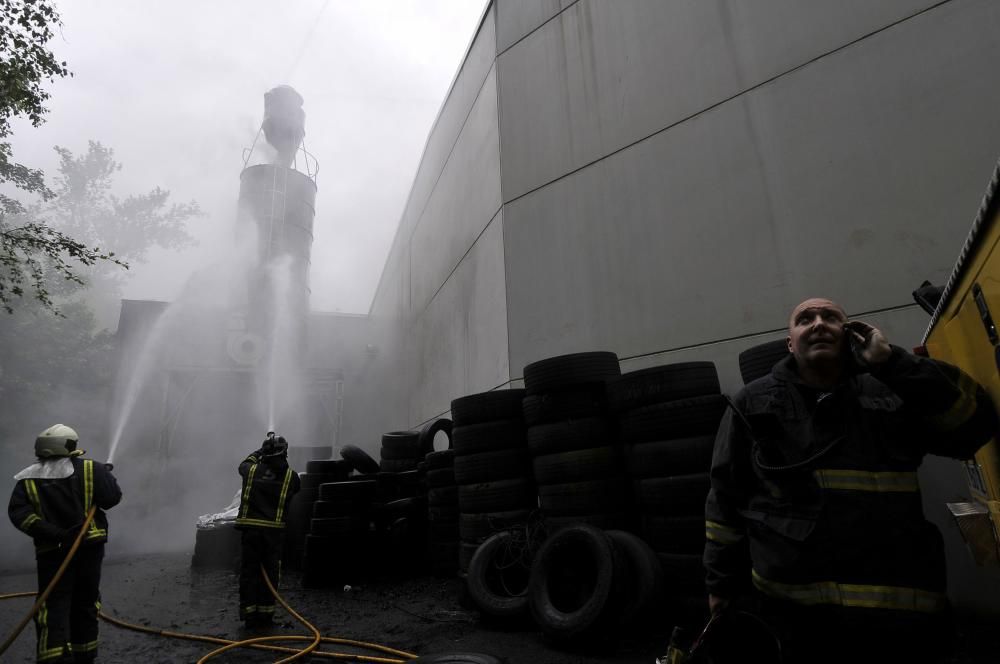 Los bomberos sofocan un incendio en una empresa de neumáticos del polígono langreano de La Moral