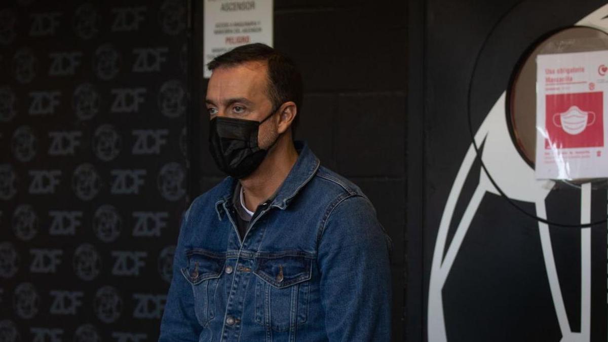 César Villafañe. en la entrada de vestuarios del Ruta de la Plata.