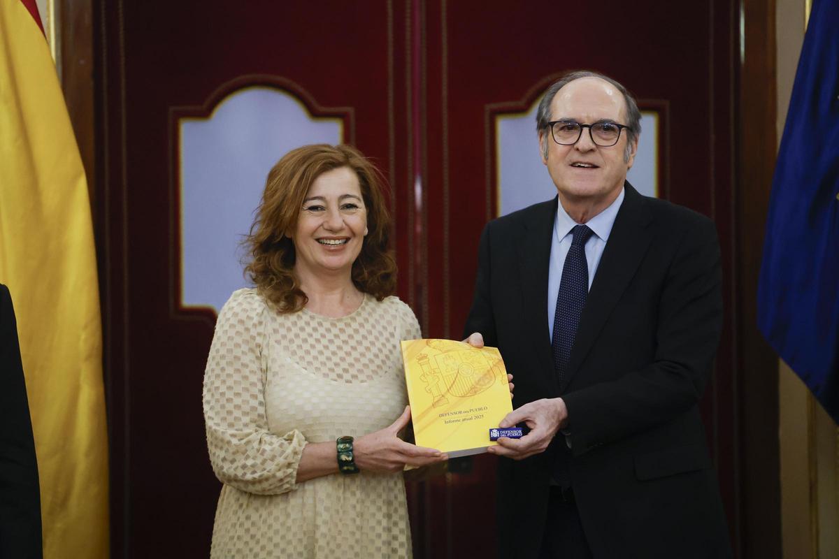 Gabilondo hace entrega del informe de su departamento a la presidenta del Congreso.