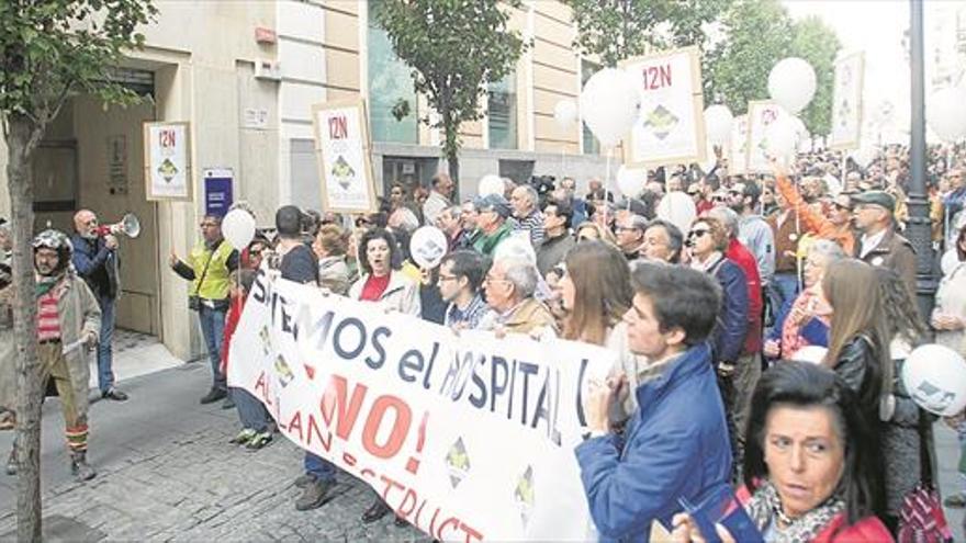 Centenares de personas &#039;abrazan&#039; el hospital provincial de Badajoz y exigen un uso social