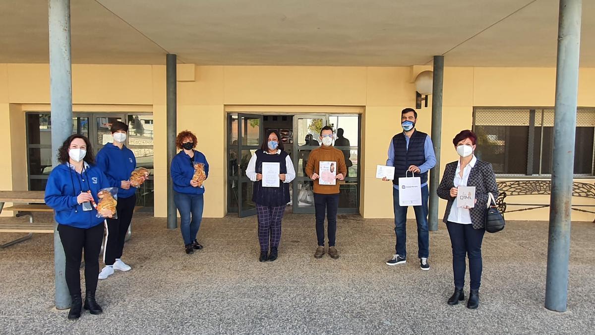 La entrega del dulce en el colegio Sant Vicent Ferrer