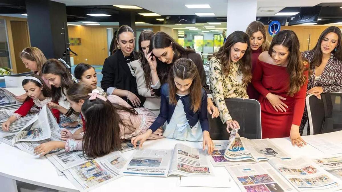 La Fiesta entra en la redacción: las Belleas del Foc y sus damas de honor visitan INFORMACIÓN