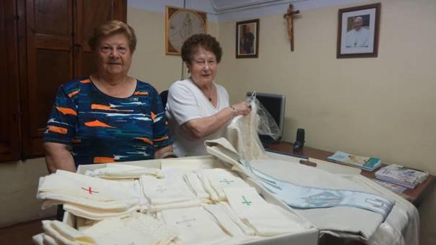 Las costureras trabajan para el grupo misionero de Sant Bartolomé y San Jaime.