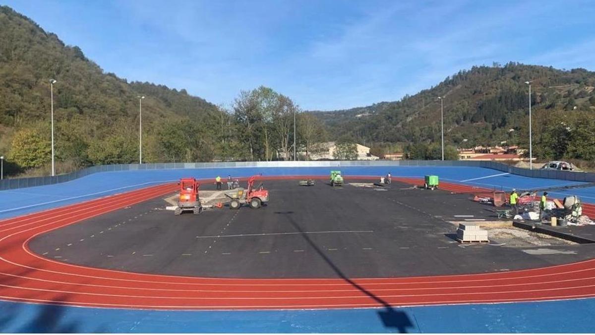 Las obras de la pista de atletismo en el velódromo de Laviana.