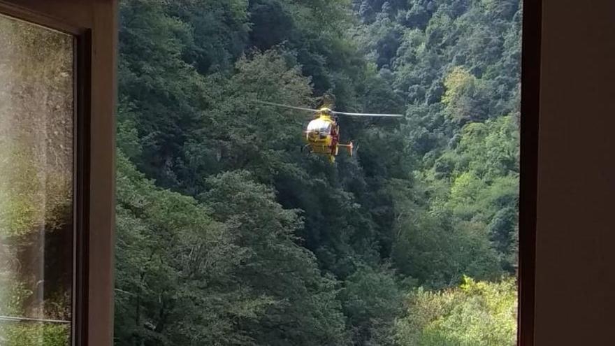 El rastreo de un coche despeñado en el desfiladero de los Beyos en Vidosa, una falsa alarma