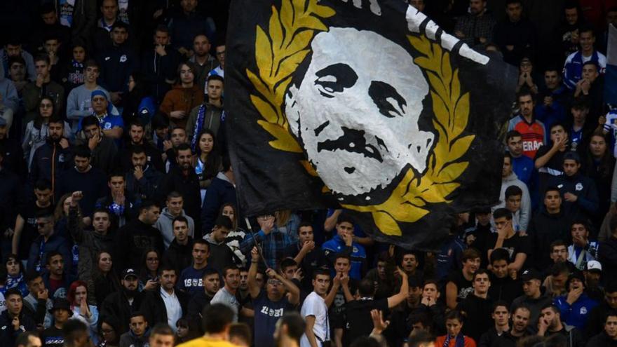 Bandera en recuerdo de Jimmy, en un partido en 2017. | // C. PARDELLAS