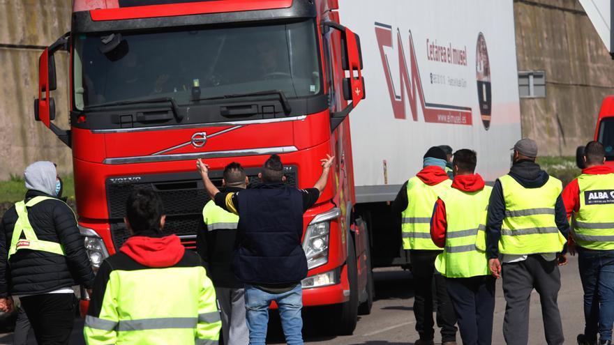 Photos: this was the first day of strike in transport in Asturias