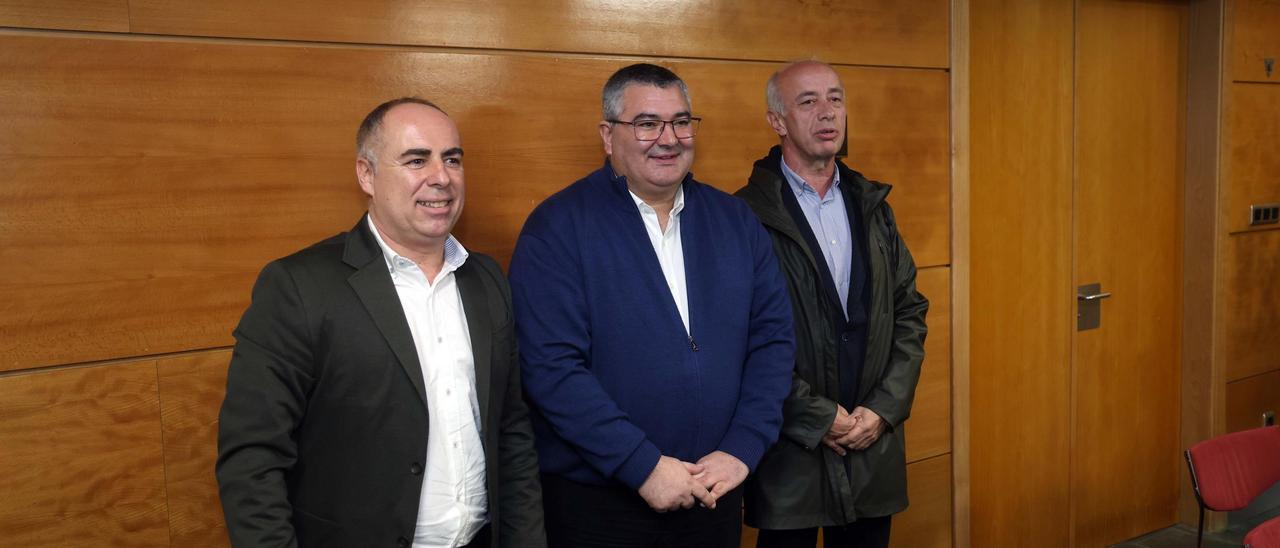 David Castro (centro) posando para una foto junto a Javier Tourís y Gonzalo Durán tras la moción de censura.