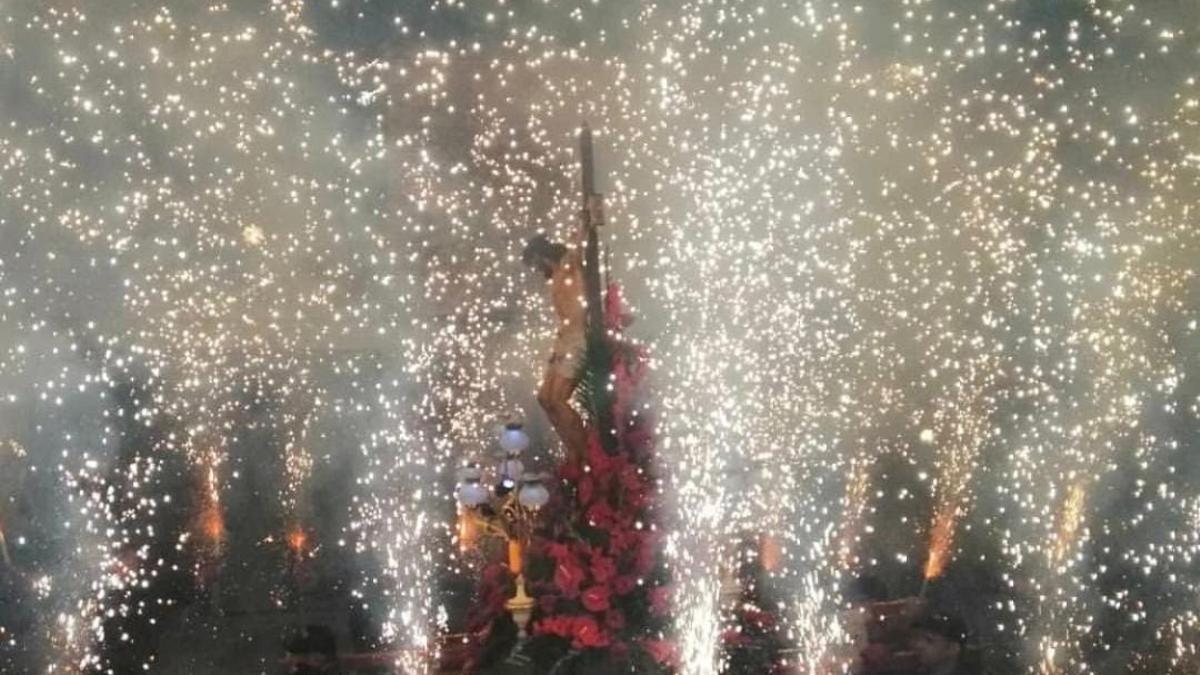 Disparo de cohete en la procesión del Crist de Bellús, en una imagen de archivo.