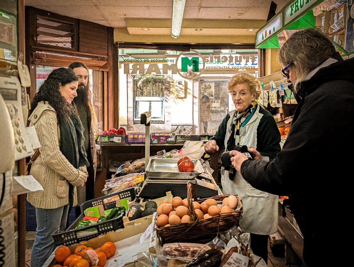 El rodaje del vídeo en la popular frutería de Mari, en la villa candasina.