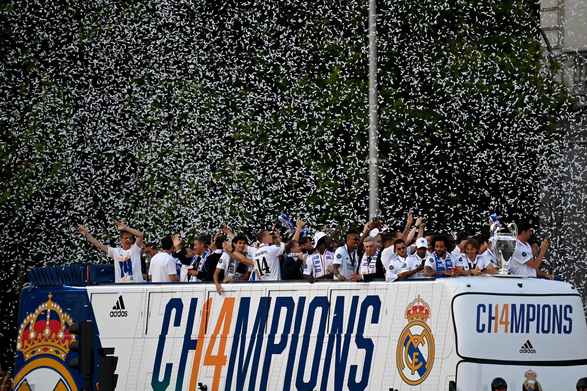 Los jugadores del Real Madrid celebran la consecución de la 14ª Copa de Europa.