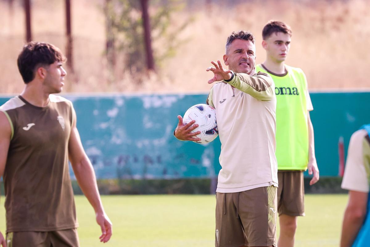 Cientos de aficionados asisten al tercer entrenamiento del Córdoba CF