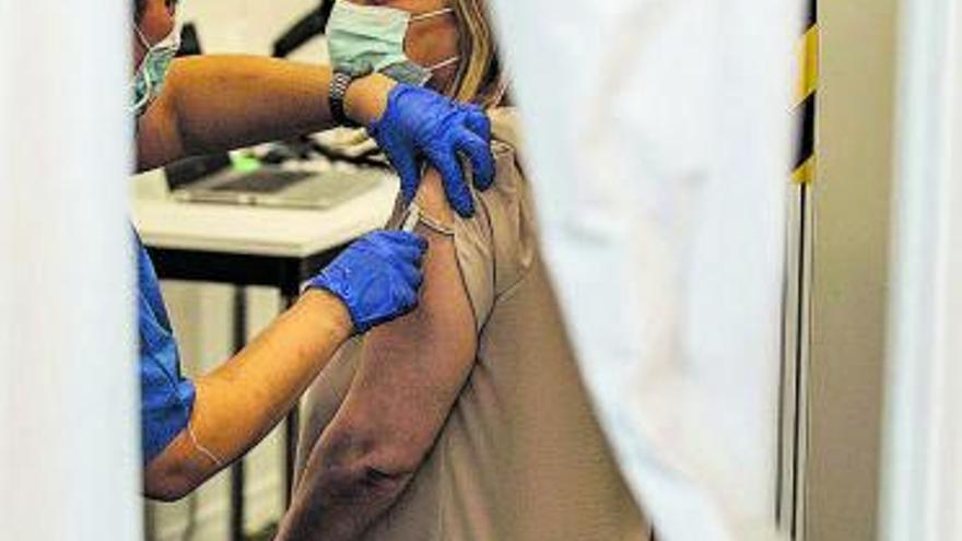 Una enfermera administra una vacuna contra la Covid.