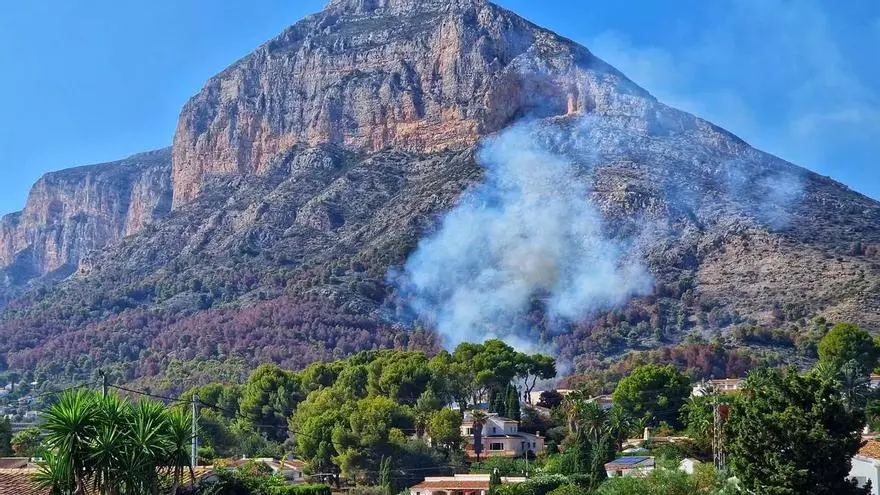 Declarado un nuevo incendio en las faldas del Montgó