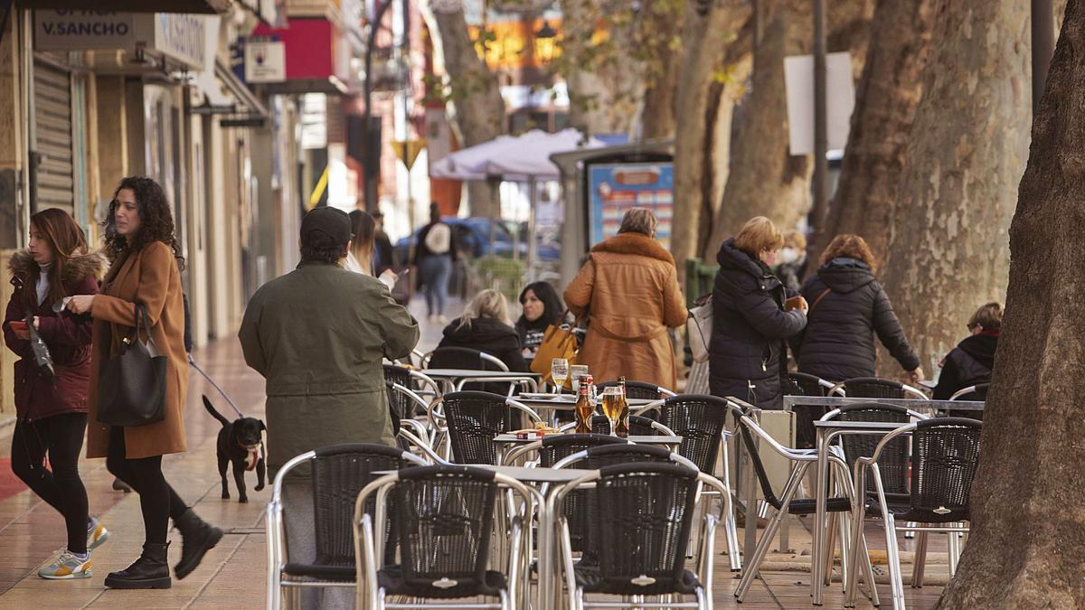 Clientes sentados en las terrazas de un céntrico bar de Xàtiva, ayer por la tarde, la penúltima jornada en la que podrán seguir abiertos antes del confinamiento | LEVANTE-EMV